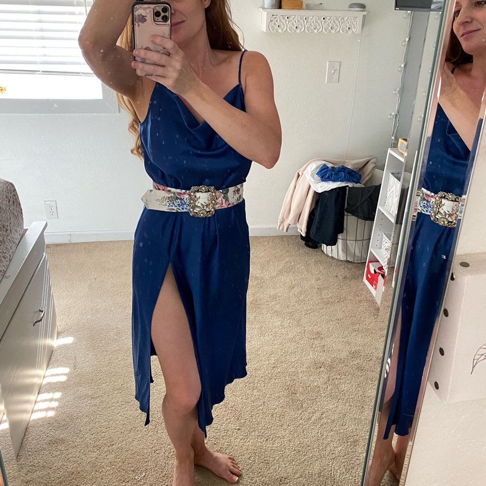 Gorgeous sexy satin dress with long slit - Picture 7 of 8